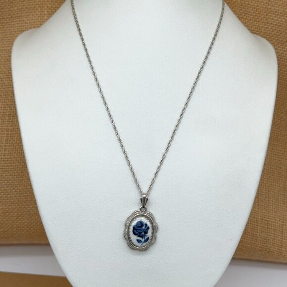 Vintage Whiting & Davis Silver Tone Porcelain Blue Flower Pendant Necklace 19" - Picture 2 of 7